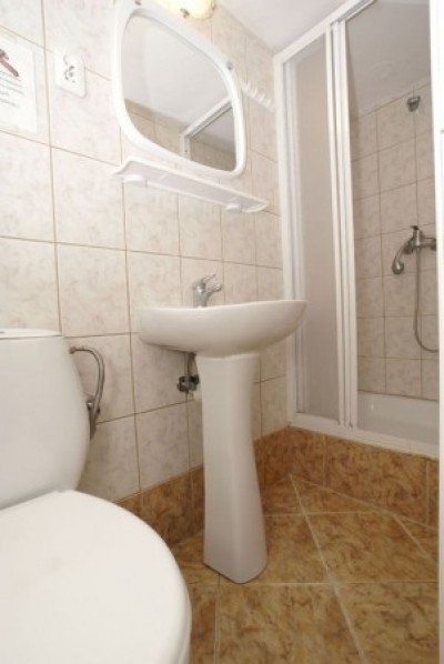 W pokoju Dom Gościnny M I M O N w Niechorzu można skorzystać z łazienki przedstawionej na fotce