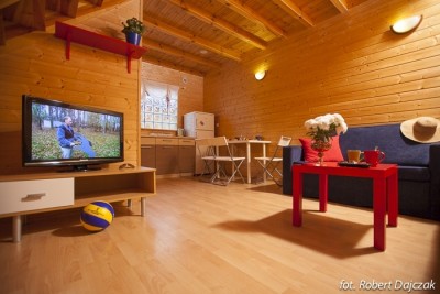 Po aktywnym wypoczynku w Rewalu można zrelaksować się w przedstawionym na fotce pokoju w domku letniskowym Domki drewniane DOMINIKA