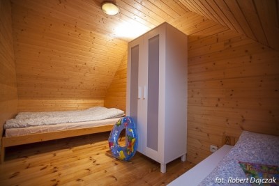 Przedstawiamy przykładowy pokój w domku letniskowym Domki drewniane DOMINIKA w Rewalu nad morzem