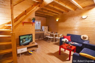 Po aktywnym wypoczynku w Rewalu można zrelaksować się w przedstawionym na fotografii pokoju w domku letniskowym Domki drewniane DOMINIKA
