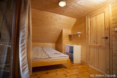 Na fotografii przedstawiony jest pokój w domku letniskowym Domki drewniane DOMINIKA w którym możecie Państwo się zatrzymać podczas urlopu w Rewalu