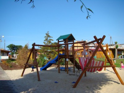 Dzieci chętnie spędzają czas w miejscach takich jak ten plac zabaw ośrodka wypoczynkowego BAŁTYK PARK - Niechorze, ul. Polna 2.