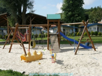 Coś dla dzieci od ośrodka wypoczynkowego BAŁTYK PARK, czyli plac zabaw znajdujący się na terenie obiektu z Niechorza (ul. Polna 2).