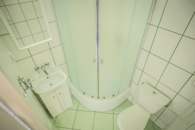 W domu gościnnym POLA w Rewalu można skorzystać z łazienki przedstawionej na fotografii