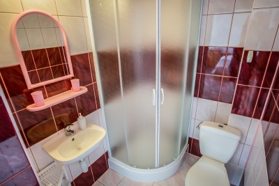 Tak prezentuje się łazienka w domu gościnnym POLA (ul. Władysława Łokietka 14, 72-344 Rewal)