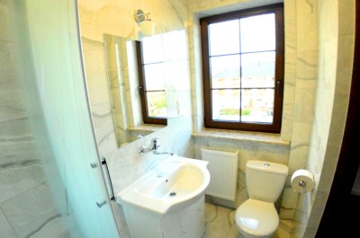 W pokoju Pensjonat MARLEN w Sarbinowie można skorzystać z łazienki przedstawionej na fotografii