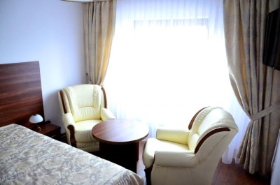 Po aktywnym wypoczynku w Sarbinowie można zrelaksować się w przedstawionym na zdjęciu pokoju w pokoju Pensjonat MARLEN