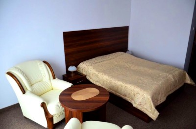 Zdjęcie przedstawia łóżko małżeńskie | pokój Pensjonat MARLEN. Pomorze Zachodnie