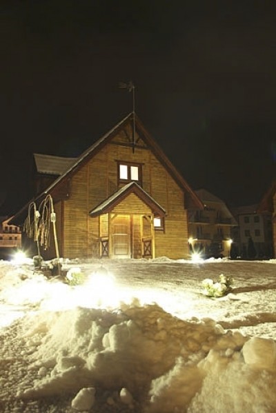 Domek Letniskowy BURSZTYNEK w Rewalu pod śnieżną kołderką w środku zimy nad morzem (adres ul. Kamieńska 7).