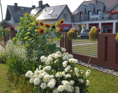 Pensjonat Frajda posiada taki oto ogród (położenie: Rewal, woj. zachodniopomorskie)