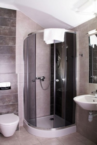 Po całym dniu pełnym atrakcji w Rewalu można odświeżyć się w takiej oto łazience w pensjonacie Frajda