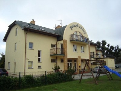 Pensjonat Palacyk Lindorf z zewnątrz - w tle Ustronie Morskie.
