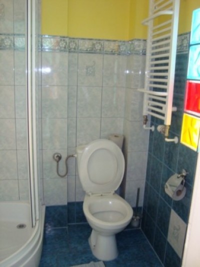 Tak prezentuje się łazienka w pensjonacie Palacyk Lindorf (ul. Rolna 26b, 78-111 Ustronie Morskie)