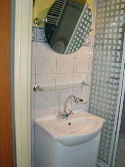 Na fotografii przedstawiona jest łazienka w pensjonacie Palacyk Lindorf nad morzem