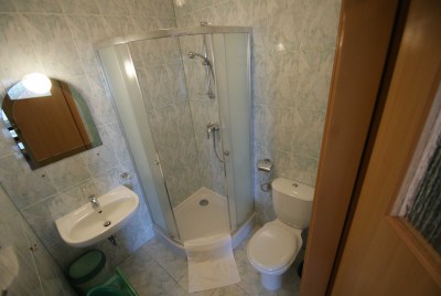 W pokoju Pensjonat JOANNA I RAFI w Rewalu można skorzystać z łazienki przedstawionej na fotografii