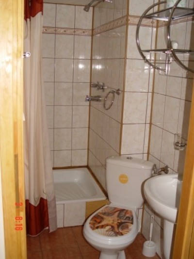 Po całym dniu pełnym atrakcji w Szklarskiej Porębie można odświeżyć się w takiej oto łazience w pokoju Arnica