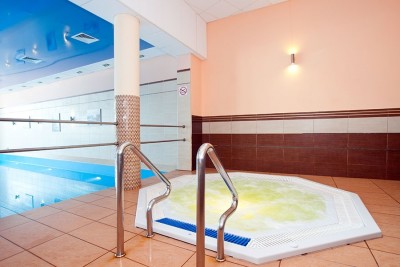 Własny basen to niewątpliwie spora atrakcja, którą swoim gościom zapewniają gospodarze ośrodka wczasowego Grupa Obiektów GRYF-TOUR z Rewala.