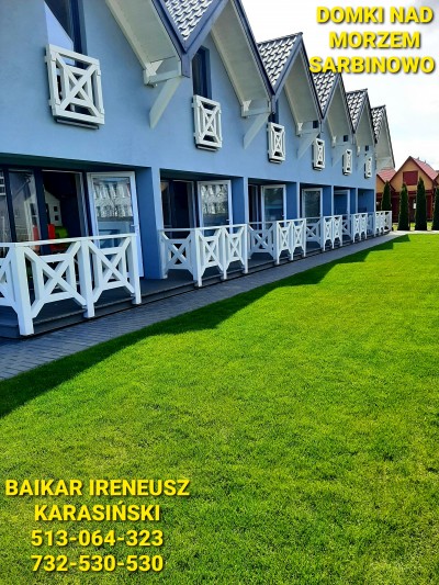 Przy domku letniskowym Domki BAIKAR Ireneusz Karasiński (ul. Poprzeczna 1, 76-034 Sarbinowo) znajduje się widoczny na fotografii ogród