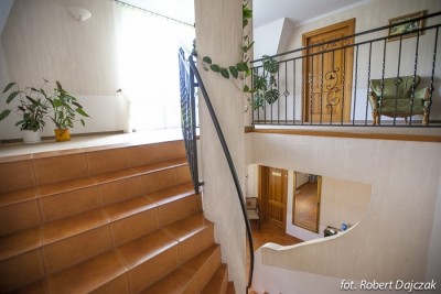 Zdjęcie z klatką schodową, prezentujące wnętrza domku letniskowego Domki & Dworek ZIELIŃSKICH | Rewal.