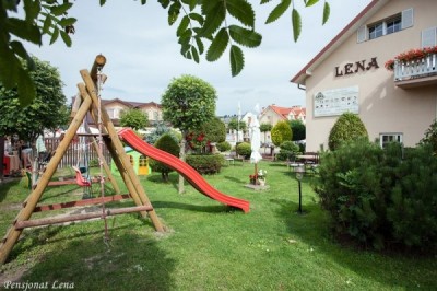 Dzieci chętnie spędzają czas w miejscach takich jak ten plac zabaw pensjonatu Pensjonat LENA - Rewal, ul. Kościuszki 1.