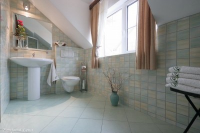 Po całym dniu pełnym atrakcji w Rewalu można odświeżyć się w takiej oto łazience w pensjonacie Pensjonat LENA