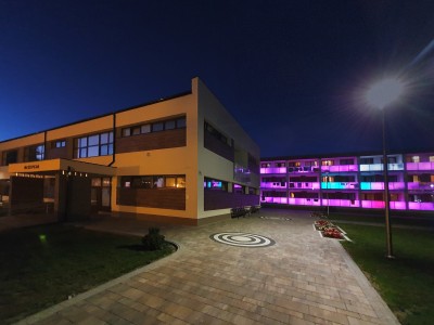 Nocna iluminacja w ośrodku wczasowym ORW PROMYCZEK z Sarbinowa na barwnym zdjęciu.