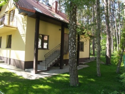 Rzut oka na to, jak pokój Pokoje LEŚNA 3 w Pobierowie (ul. Leśna 3) prezentuje się od zewnątrz.