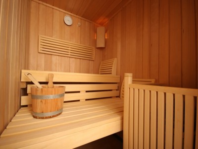Pensjonat SEDINA *** to obiekt który oddaje gościom do dyspozycji własną saunę. Pensjonat mieści się w Rewalu.