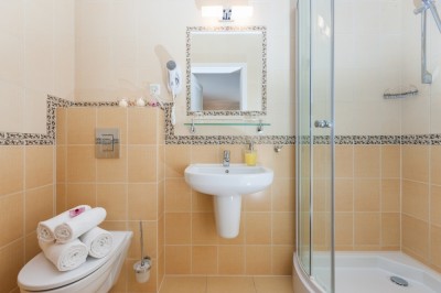 Fotka przedstawia łazienkę w pensjonacie Pensjonat SEDINA ***