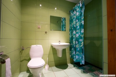 Po całym dniu pełnym atrakcji w Pobierowie można odświeżyć się w takiej oto łazience w domku campingowym Ośrodek Wczasowy Kotwica Morska 