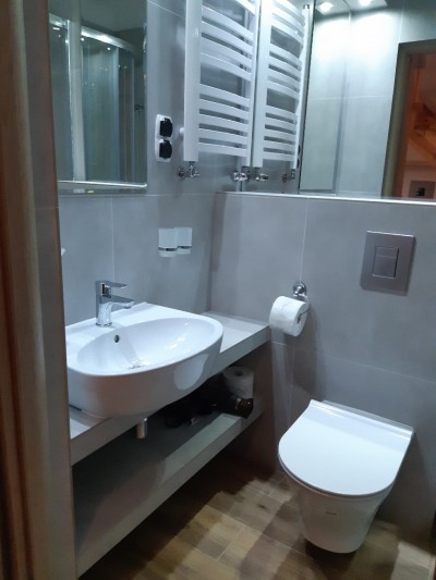W apartamencie Apartamenty Rodzinne NASZA CHATA 300 m od plaży w Pobierowie można skorzystać z łazienki przedstawionej na zdjęciu