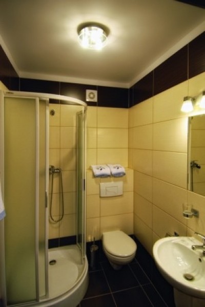 Fotografia przedstawia łazienkę w willi Willa ARCUS