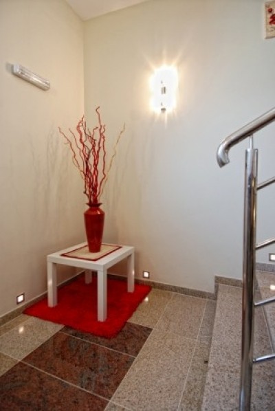 Zdjęcie z klatką schodową, prezentujące wnętrza willi Willa ARCUS | Pobierowo.