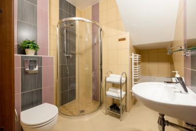 Po całym dniu pełnym atrakcji w Sarbinowie można odświeżyć się w takiej oto łazience w apartamencie Apartamenty EWiTA