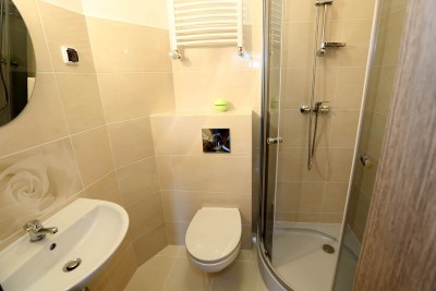 Na zdjęciu przedstawiona jest łazienka w pokoju Dom Gościnny PABLO nad morzem
