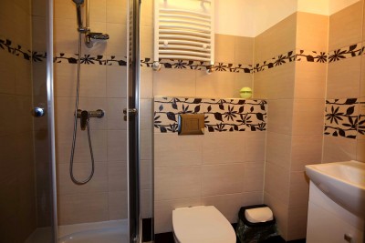 Fotka przedstawia łazienkę w pokoju Dom Gościnny PABLO
