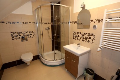 W pokoju Dom Gościnny PABLO w Niechorzu można skorzystać z łazienki przedstawionej na fotce