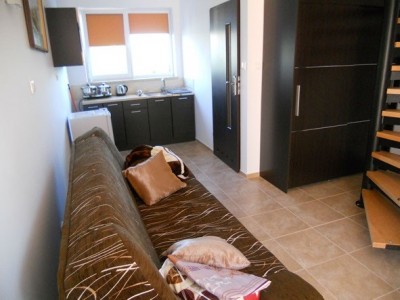 Na zdjęciu kanapa rozkładana w pokoju - Domki - Apartamenty La Mar | Sarbinowo (wypoczywaj nad morzem) 
