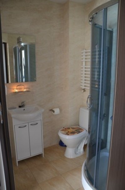 Po całym dniu pełnym atrakcji w Sarbinowie można odświeżyć się w takiej oto łazience w domku letniskowym Domki - Apartamenty La Mar