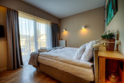 Fotografia przedstawia spanie małżeńskie w pokoju - Apartamenty BURSZTYNOWA 17 | Niechorze (wypoczywaj nad morzem) 