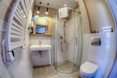 Tak prezentuje się łazienka w apartamencie Apartamenty BURSZTYNOWA 17 (ul. Bursztynowa 17a, 72-350 Niechorze)