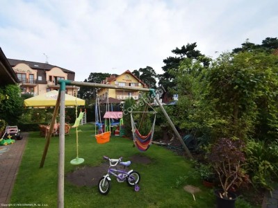 Villa Alma to dom gościnny w Niechorzu, a na terenie obiektu nad morzem znajduje się taki oto dziecięcy plac zabaw.
