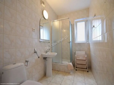 Po całym dniu pełnym atrakcji w Niechorzu można odświeżyć się w takiej oto łazience w domu gościnnym Villa Alma 