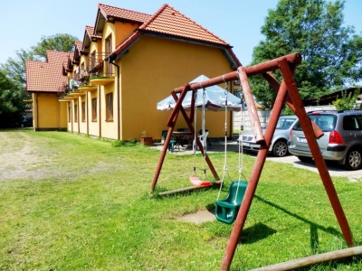 Dzieci chętnie spędzają czas w miejscach takich jak ten plac zabaw pokoju Dom Gościnny GOŁĄBEK - Niechorze, ul. Trzebiatowska 3c.