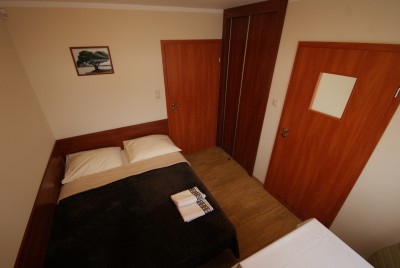 Fotografia przedstawia łóżko w pokoju Willa MARZENIE