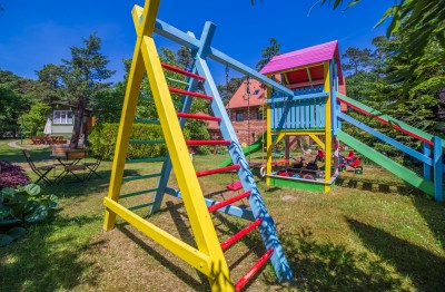 Zdjęcie prezentujące to, co przygotowano dla dzieci na czas pobytu w Pobierowie na placu zabaw domku letniskowego Domki AMIDA.