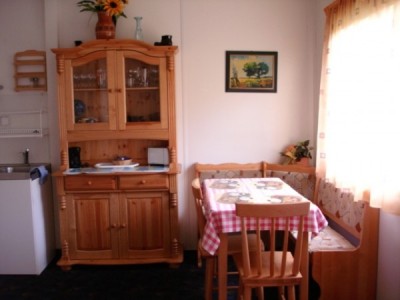 Utrwalona na fotografii jadalnia w domku letniskowym Domki AMIDA z Pobierowa - wprost stworzona do kulinarnych rozkoszy.