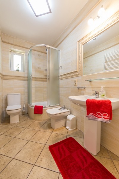 Po całym dniu pełnym atrakcji w Pobierowie można odświeżyć się w takiej oto łazience w domku letniskowym Domki AMIDA