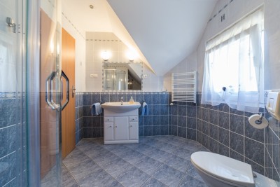 W domku letniskowym Domki AMIDA w Pobierowie można skorzystać z łazienki przedstawionej na zdjęciu