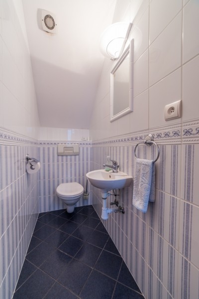 Przykładowa łazienka w domku letniskowym Domki AMIDA (nad morzem, woj. zachodniopomorskie)
